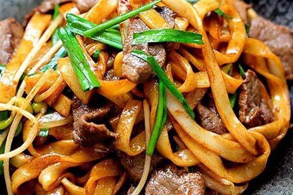 Stir - Fried Flat Noodle (Phở Xào) Beef/Chicken/Prawn at Hoa Phuong Do