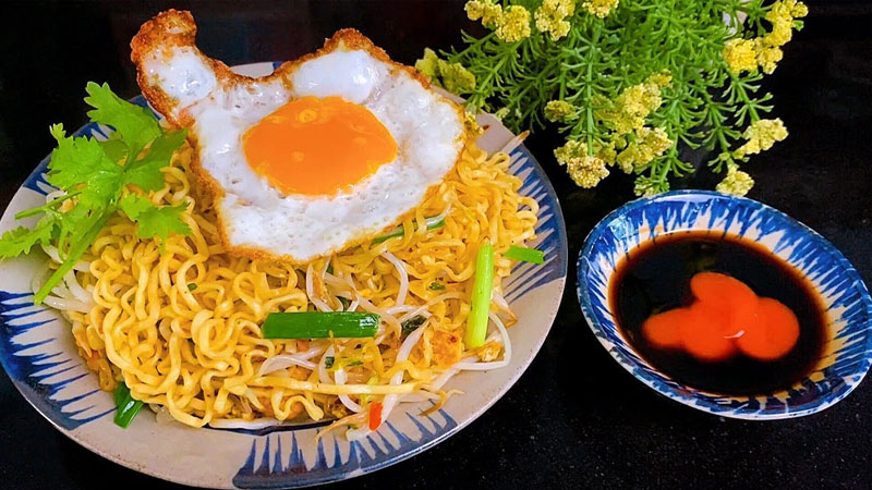 Stir - Fried Egg Noodle (Mì Trứng Xào) Beef/Chicken at Hoa Phuong Do