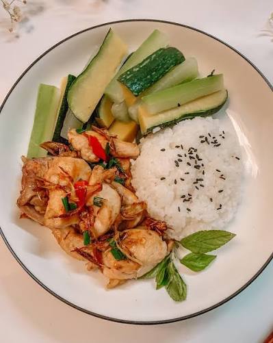 Stir-Fried Chicken With Lemongrass And Chili( Cơm Gà Xào Sả Ớt ) at Hoa Phuong Do