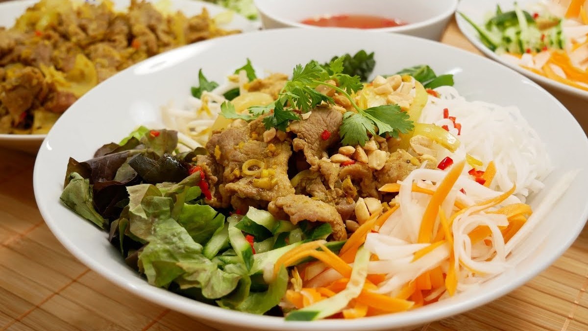 Stir-Fried Chicken With Lemongrass And Chili (Bún Gà Xào Sả Ớt) at Hoa Phuong Do